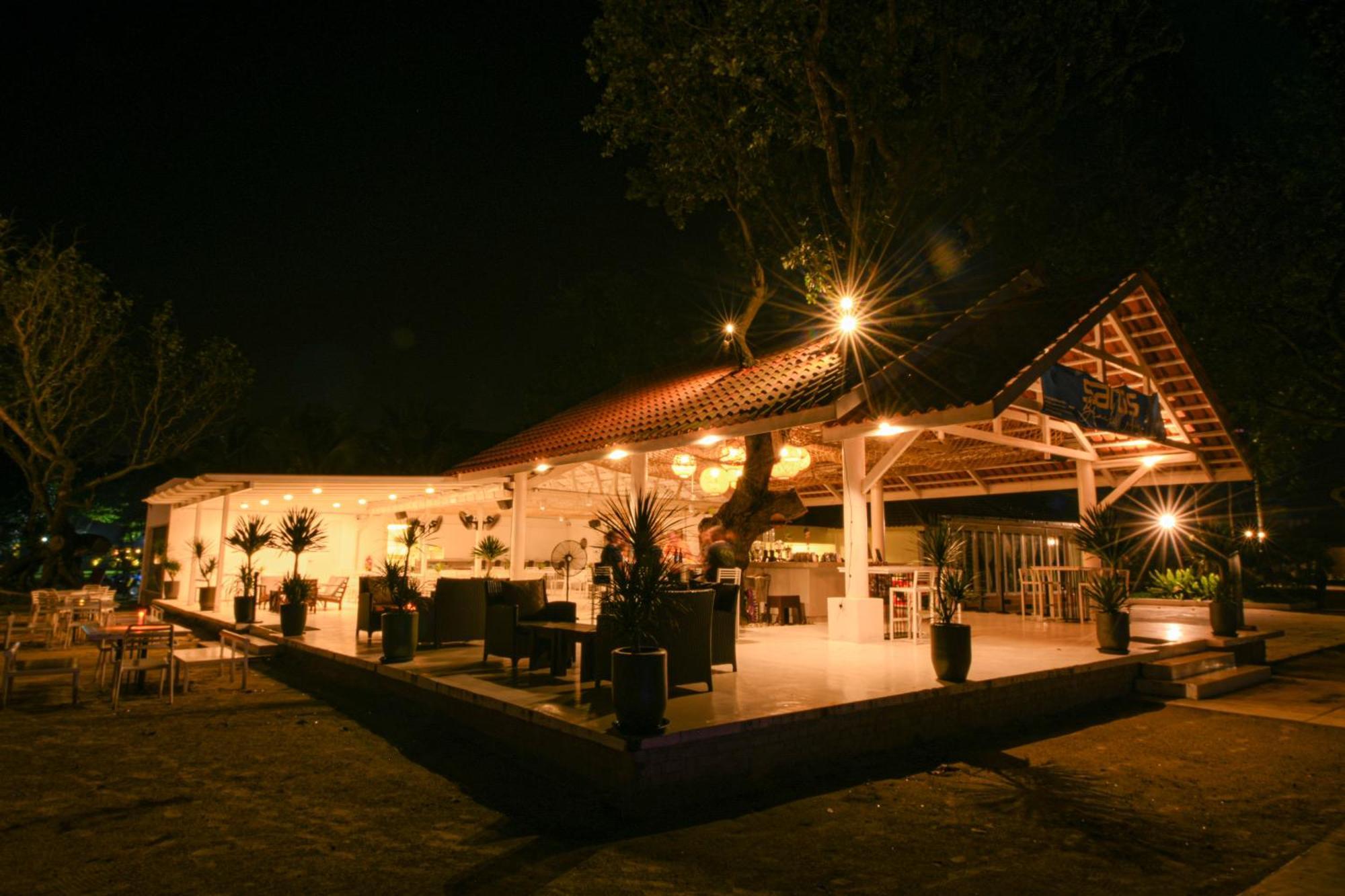 Adena Beach Resort Kuantan Exterior foto
